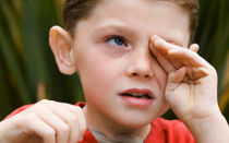 Ребенок закатывает глаза — есть ли повод для визита к врачу?